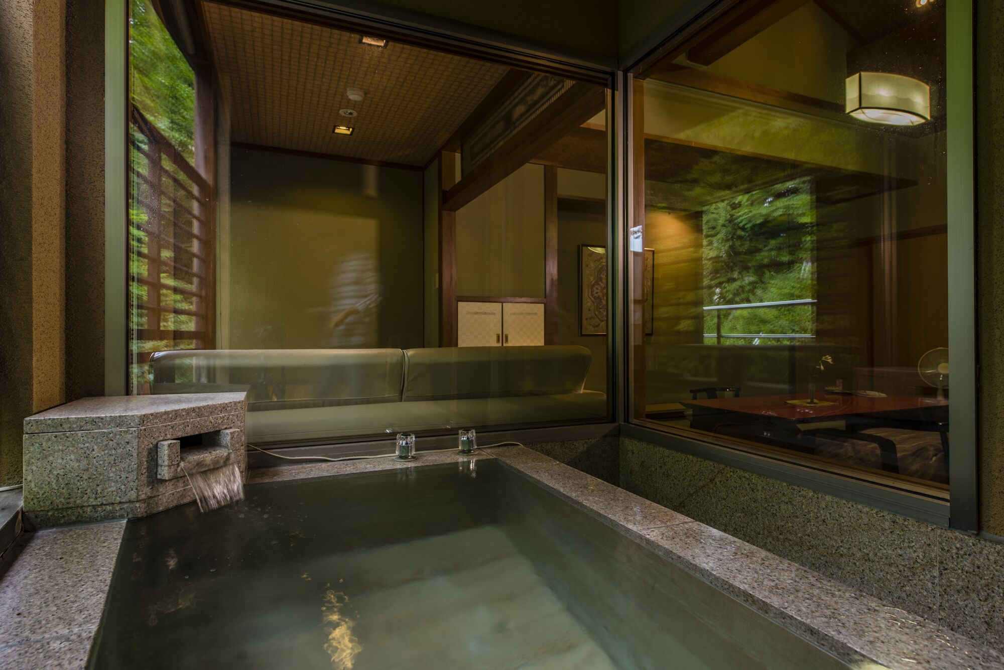 Combined shower/tub, free toiletries, hair dryer, bidet