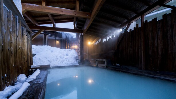 A wooden cabin with a hot tub surrounded by snow. - Hotel Lucent Takamiya (Yamagata)