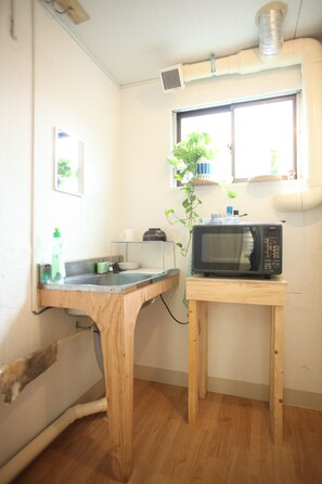 Lemari es, microwave, dan ketel listrik