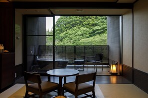 Badewanne und Dusche (separat), Quellwasserbad