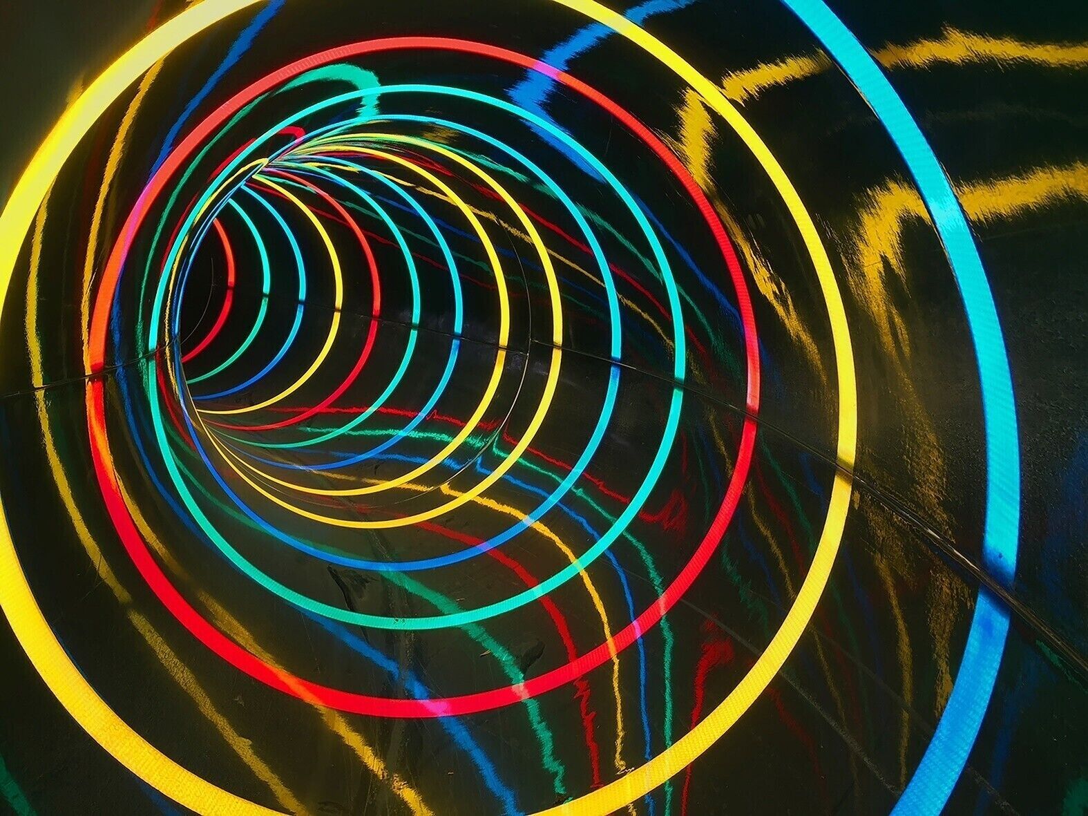 Een reeks concentrische cirkels met een centraal punt, waardoor een tunnelachtig effect ontstaat.
