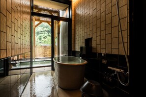 Suite Eksekutif, Bebas Asap Rokok (w/Open-air Onsen Bath, Dinner at 5pm) | Kamar mandi | Bathtub dan shower terpisah dan pemandian mata air panas