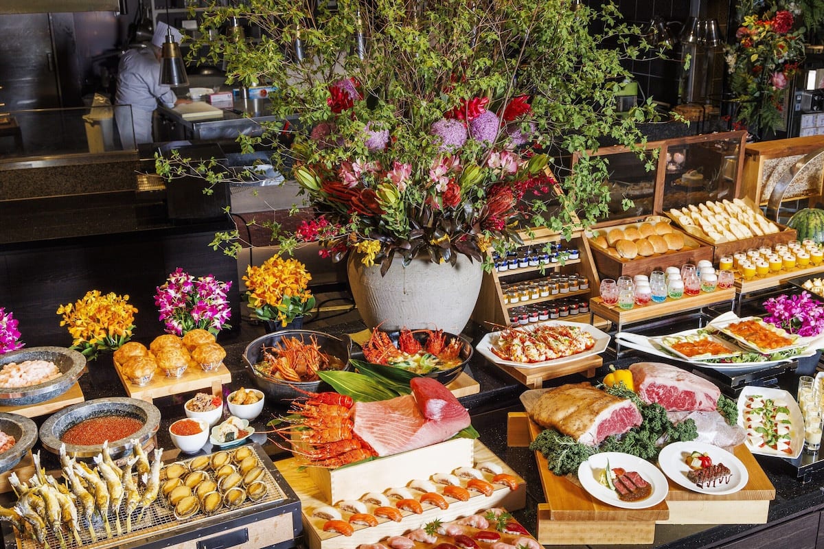 Een buffet met diverse zeevruchten, vleeswaren en gebak.