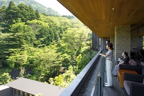 A balcony with a view of a forested hillside. - Hakone Kowakien TEN-YU (Hakone)