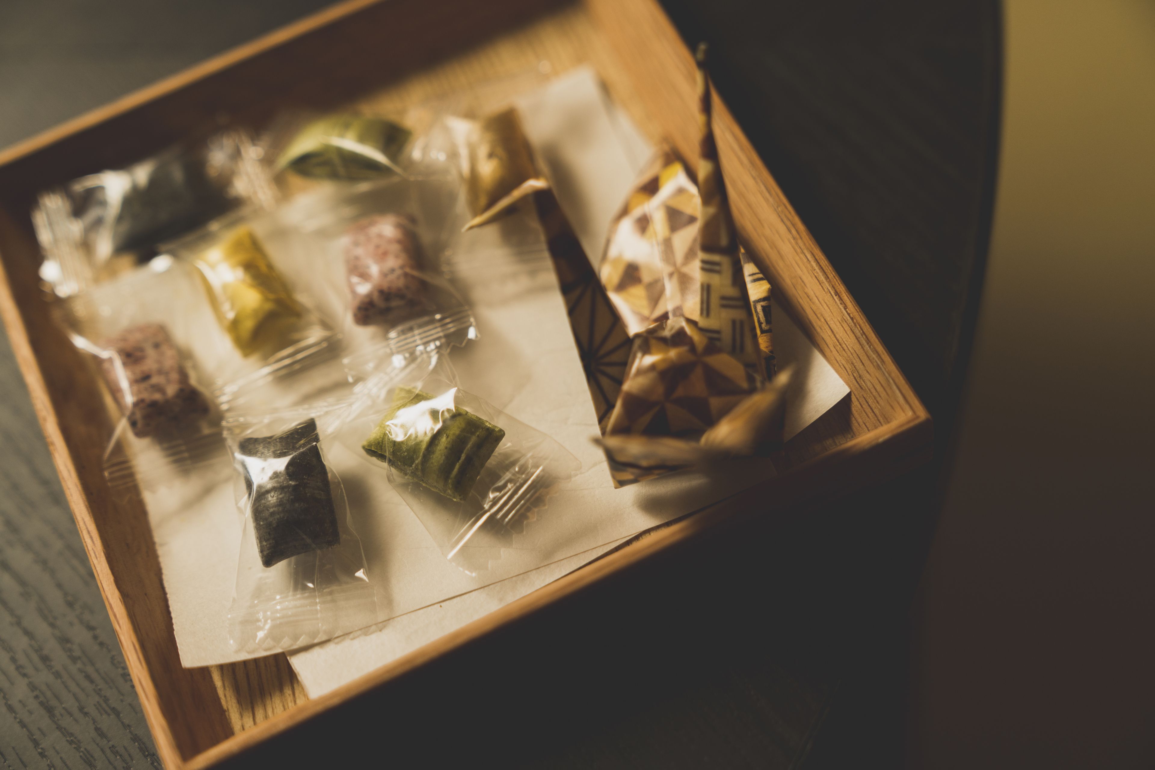 Una caja de madera con diversos productos envasados.