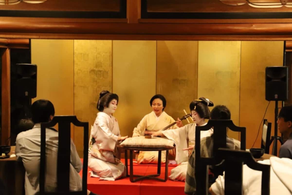 Een traditionele Japanse kamer met tatami vloeren, een lage tafel en een rode kussen.