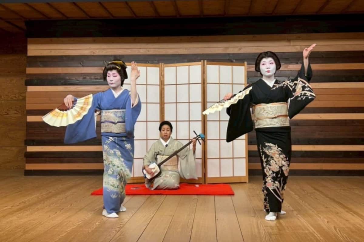 Een traditioneel Japans podium met houten vloeren en een achtergrond van glijdende deuren.