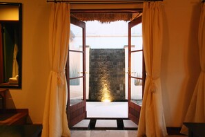 Suite (Bali Suite #45) | Living area | TV - Resort Hotel Corte Largo Izukogen (Ito)