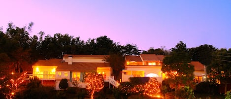 Fachada de la propiedad por la tarde o noche