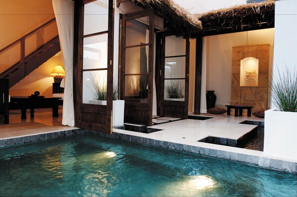 Suite (Bali Suite #45) | Living area | TV - Resort Hotel Corte Largo Izukogen (Ito)