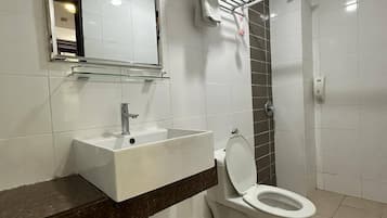 Regadera, amenidades de baño gratuitas, secadora de cabello, toallas