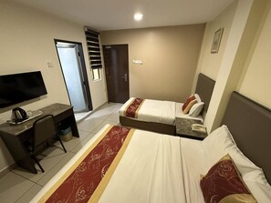 Familiekamer (Deluxe) | Een bureau, een strijkplank/strijkijzer, gratis wifi