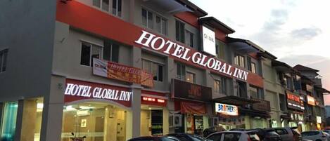 Facciata della struttura - sera/notte