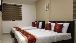 Quarto de hotel com duas camas, cada uma com roupa de cama branca e detalhes vermelhos, uma janela com persianas e um quadro na parede.