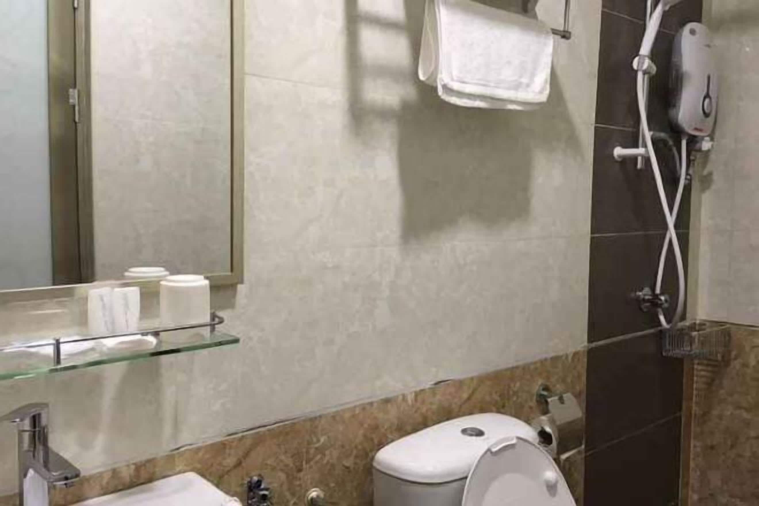 Baño | Ducha, artículos de higiene personal gratuitos, zapatillas y toallas