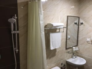 Regadera, amenidades de baño gratuitas, pantuflas, toallas
