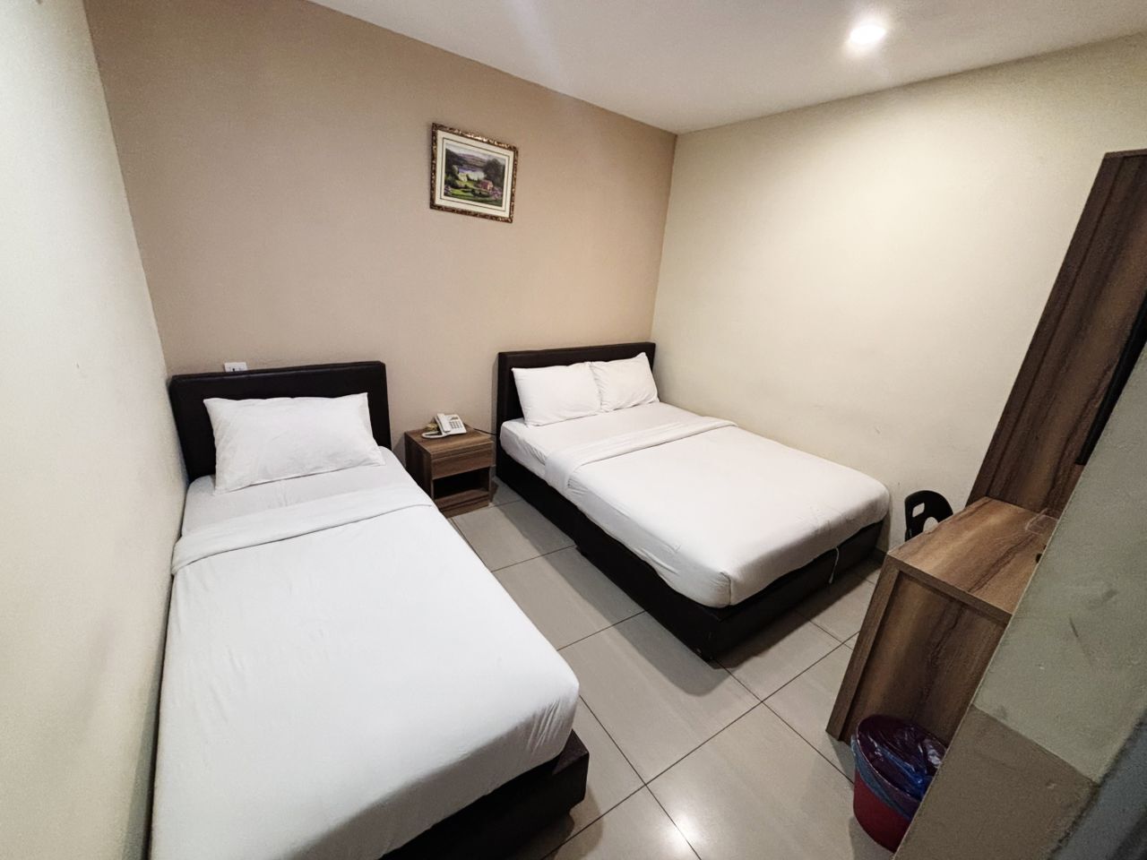 家庭房, 无窗 | 办公桌、熨斗/熨板、免费 WiFi