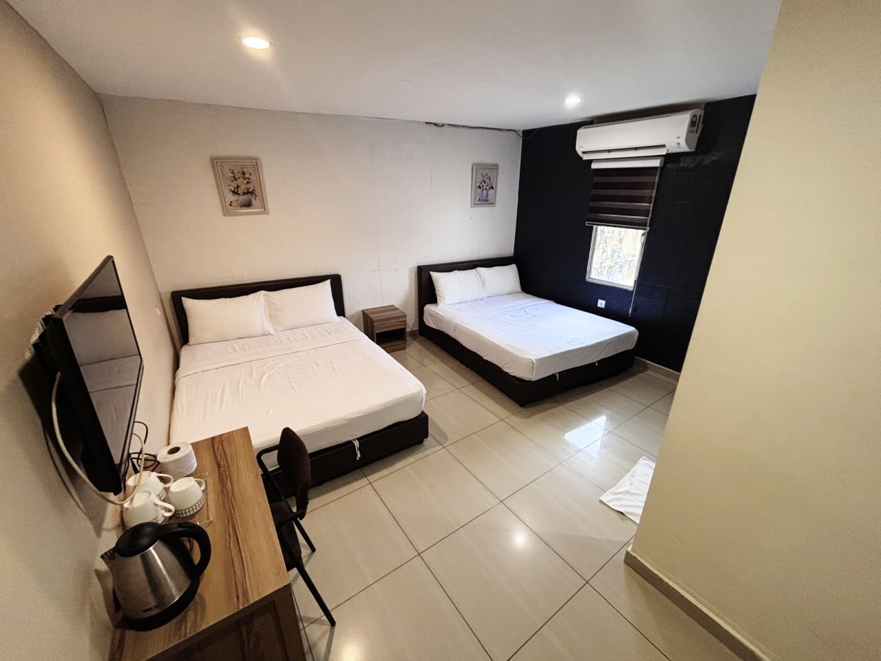 四人房 | 办公桌、熨斗/熨板、免费 WiFi