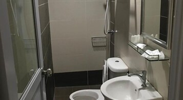 Ducha, artículos de tocador gratuitos, secador de pelo, toallas