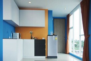 Deluxe Studio | Cocineta privada | Refrigerador con congelador