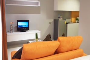Habitación doble superior | Área de sala de estar | Televisión de pantalla plana 