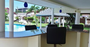 Bar accanto alla piscina