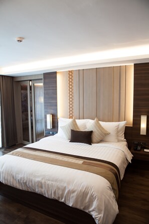 Jacuzzi Suite | Minibar, safe på rommet, skrivebord og blendingsgardiner