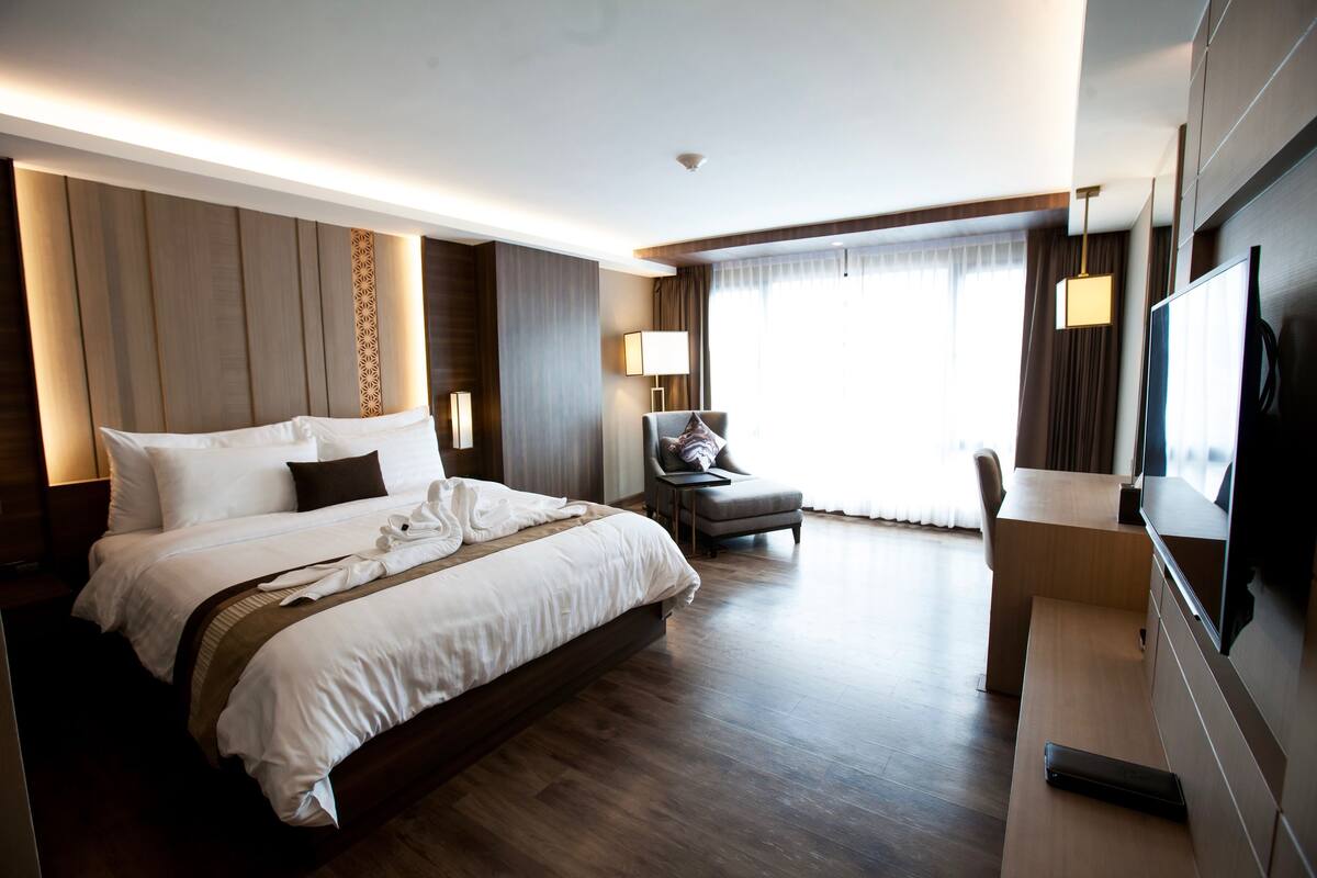 Deluxe Room, King Bed | 미니바, 객실 내 금고, 책상, 암막 커튼