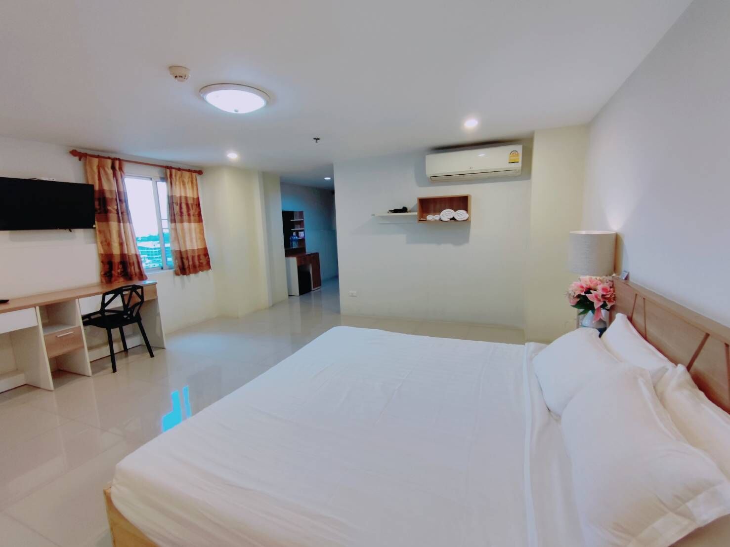 Comfort Room | Desk, free WiFi