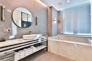 Signature-Zimmer, Mehrere Betten | Badezimmer