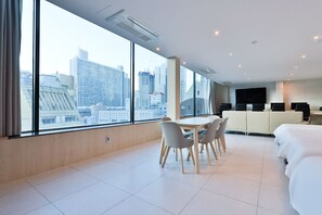 特色客房, 多张床 | 高档床上用品、迷你吧、办公桌、隔音