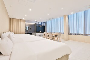 特色客房, 多张床 | 高档床上用品、迷你吧、办公桌、隔音