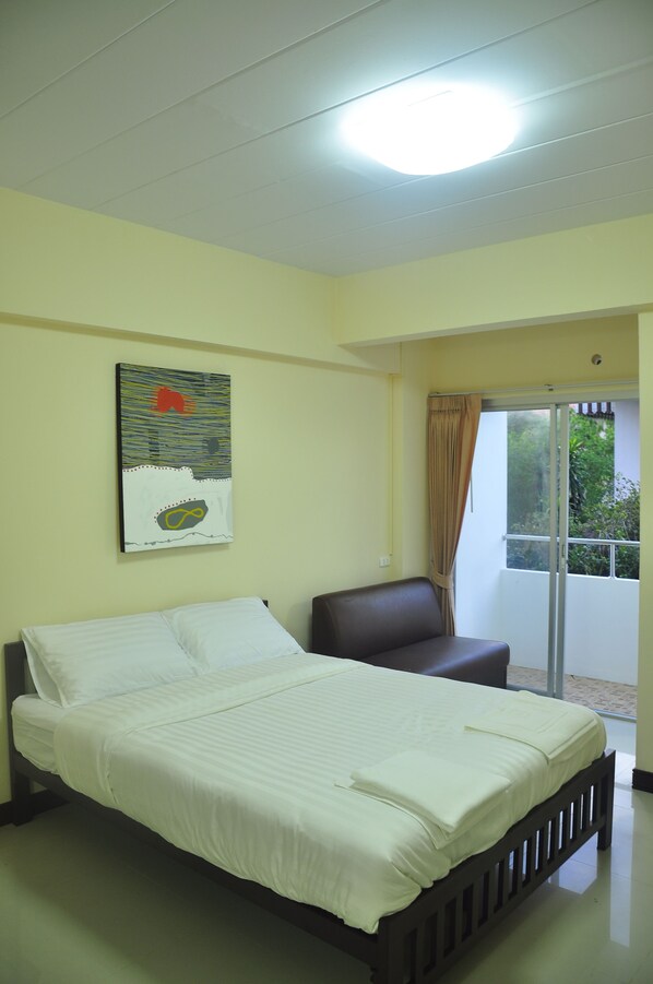 Standard Room | Desk - GreenHouse (Bangkok)