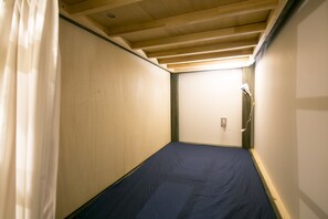 Dormitorio compartido (Unisex Use, Single Bed) | Ropa de cama de alta calidad y edredón 