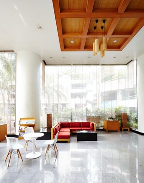 Lobby sitting area - Riverine Place Hotel and Residence (Nonthaburi)