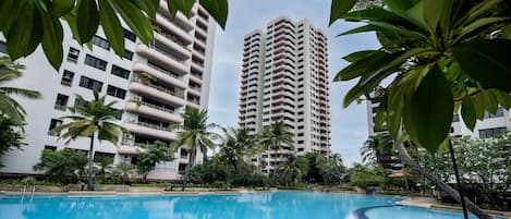 Outdoor pool, pool umbrellas, sun loungers