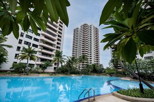 室外游泳池，池畔遮阳伞，日光浴躺椅