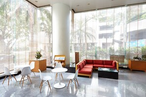 Coin salon dans le hall