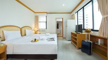 Studio Suite | In-room safe, desk, blackout curtains, iron/ironing board