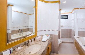 Ensemble douche/baignoire, baignoire relaxante profonde, sèche-cheveux