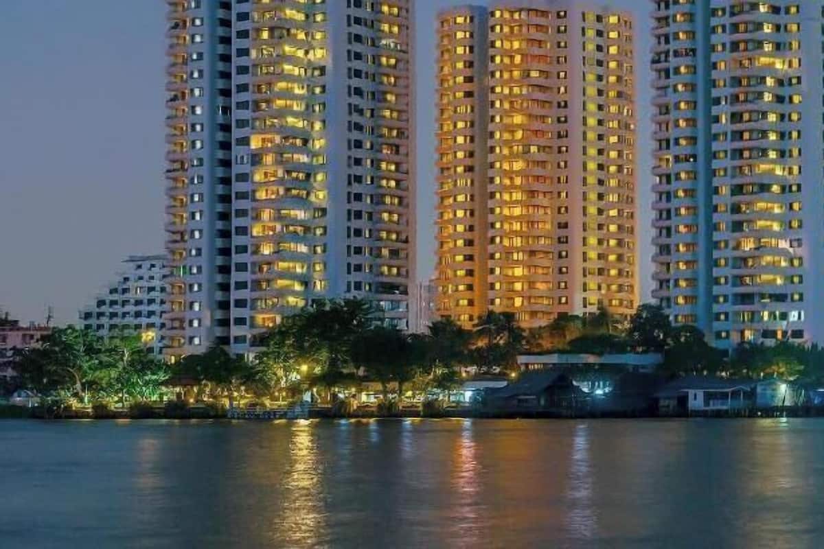 Un grand hôtel à plusieurs étages, avec vue sur le port et une façade bien éclairée.
