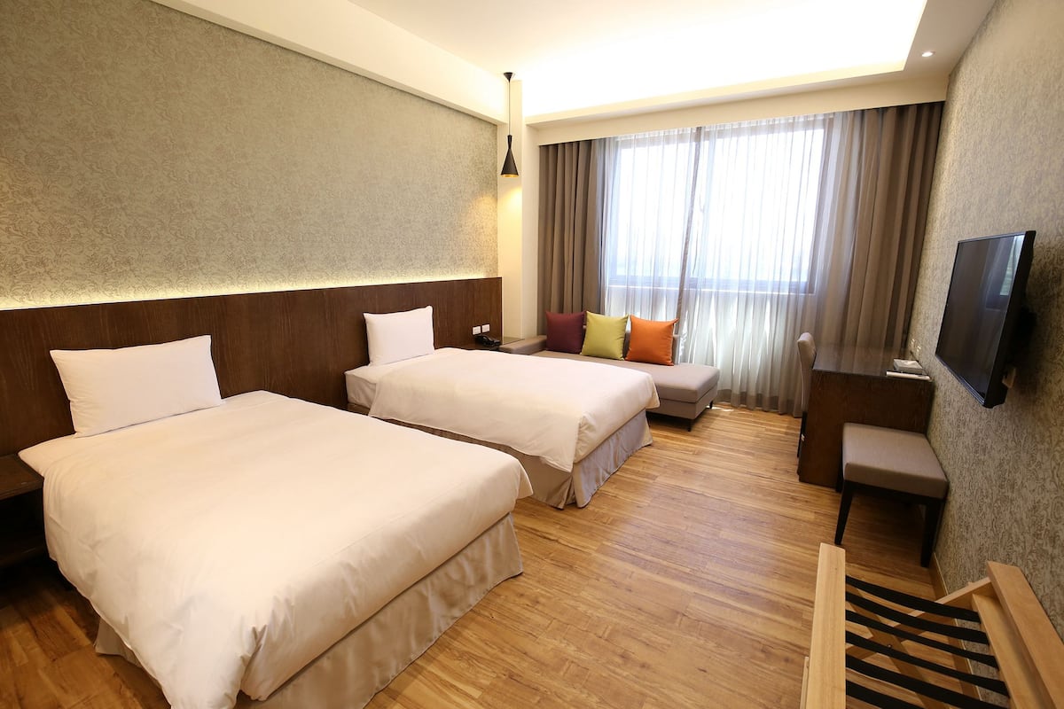 premium bedding, desk, free wifi, bed sheets