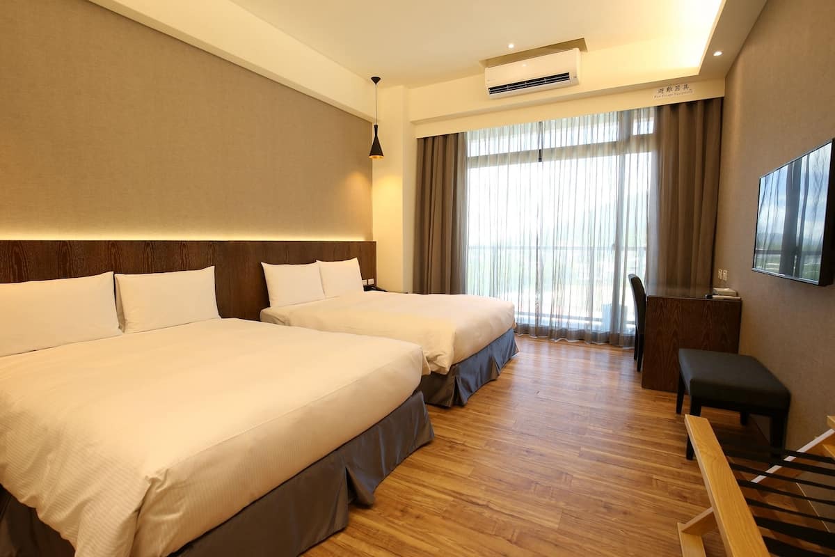 quadruple room | premium bedding, desk, free wifi, bed sheets