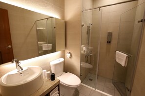 Douche, articles de toilette gratuits, sèche-cheveux, chaussons