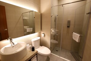 Ducha, artículos de tocador gratuitos, secador de pelo, pantuflas
