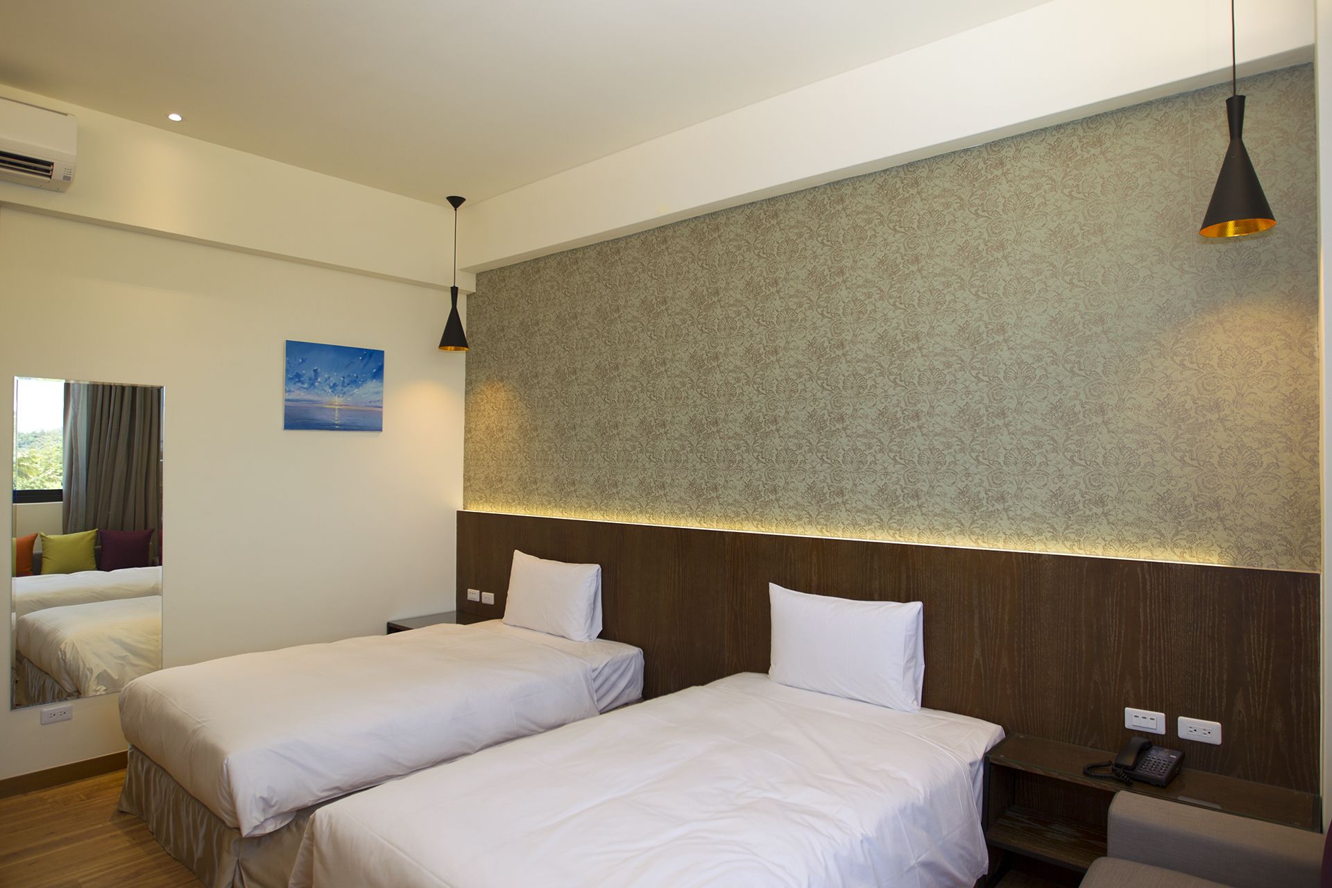 twin room | premium bedding, desk, free wifi, bed sheets