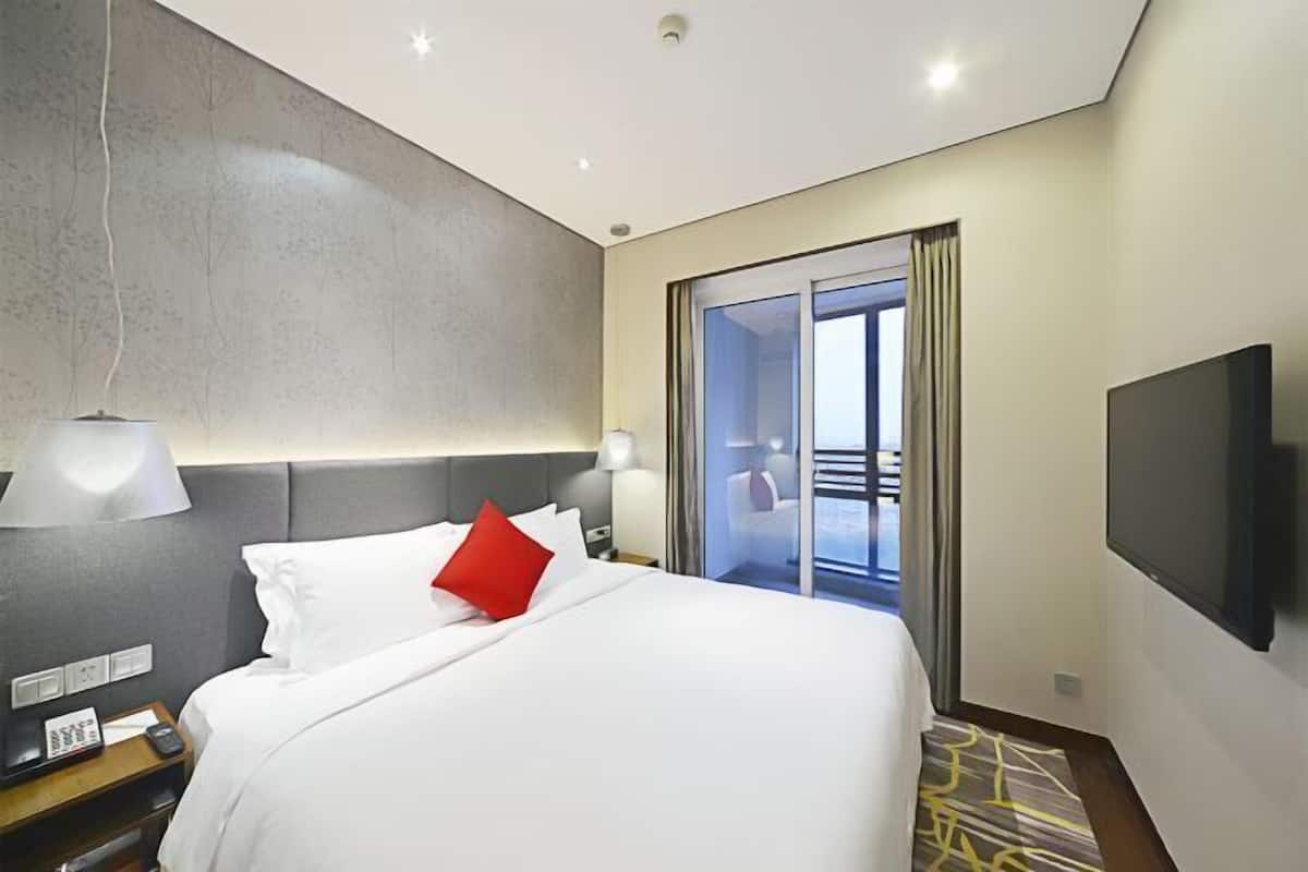 4 bedrooms, in-room safe, desk, laptop workspace
