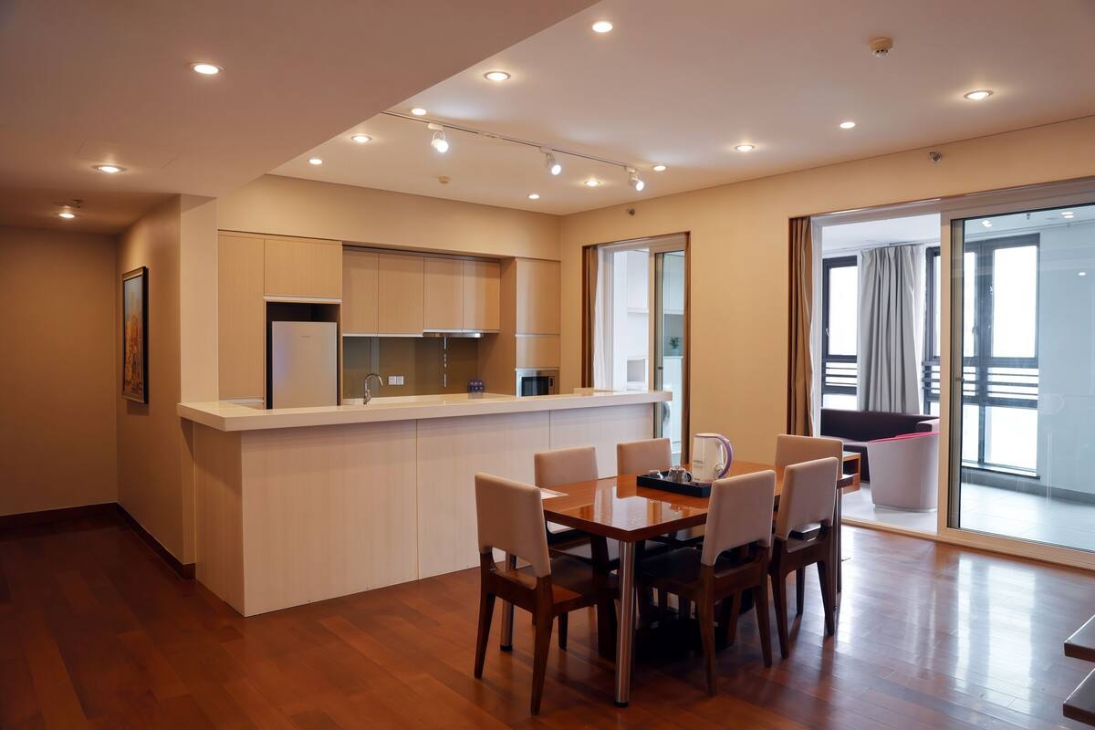 Une cuisine moderne dotée d’un îlot central, d’une table à manger et de chaises.
