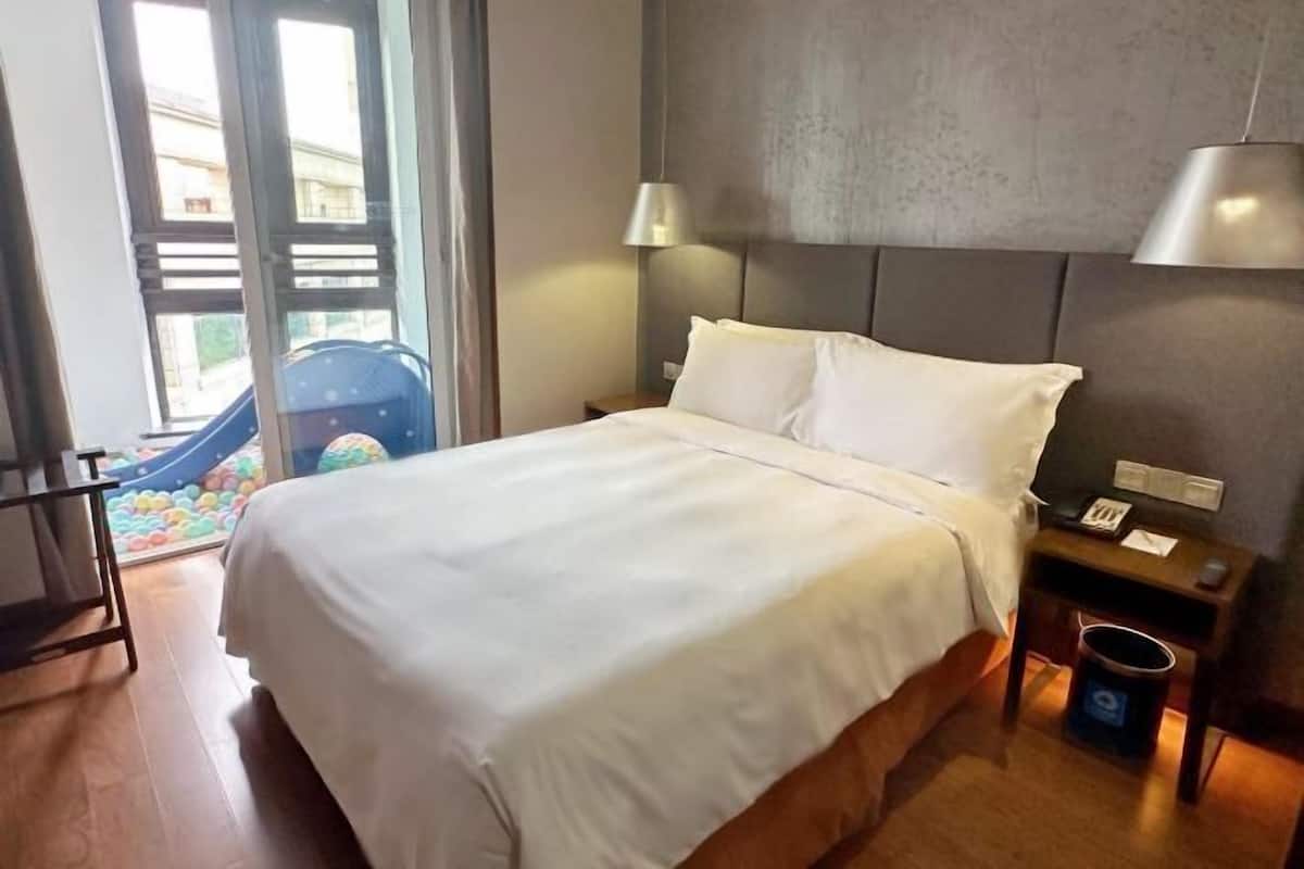 4 bedrooms, in-room safe, desk, laptop workspace