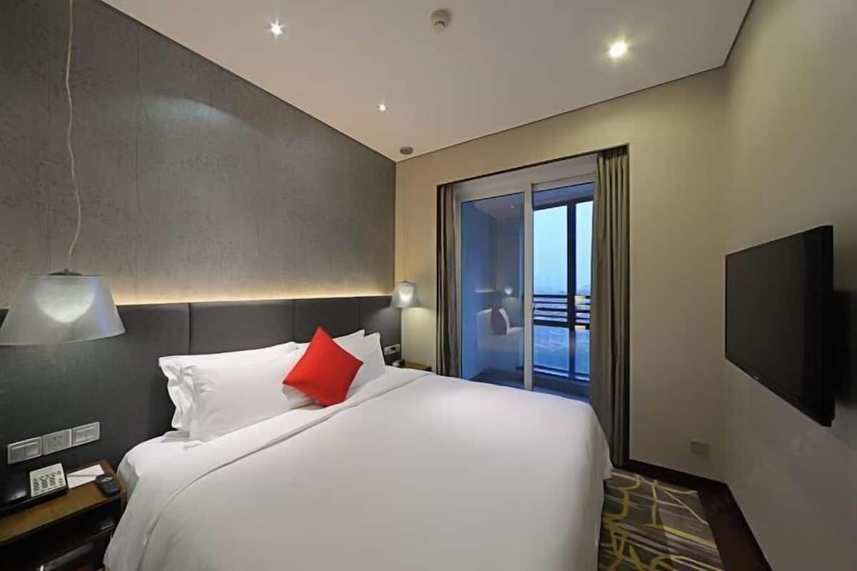 4 bedrooms, in-room safe, desk, laptop workspace